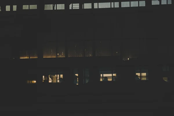 太陽の光で満たされたガラス窓の背後にある地下鉄の駅で列車の黒 Sillhouettes — ストック写真