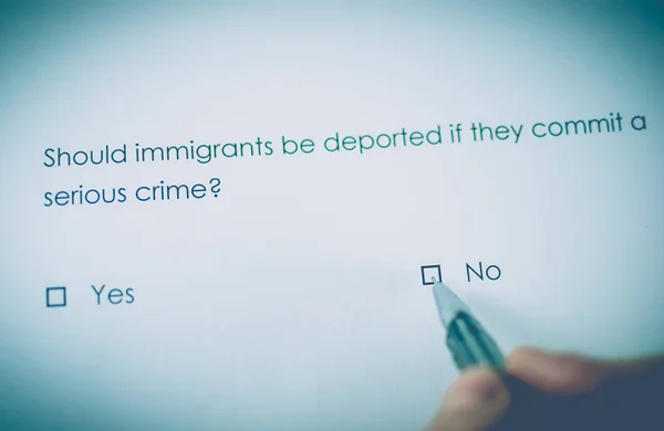 Опрос Следует Депортировать Иммигрантов Совершают Серьезное Преступление Ответ — стоковое фото