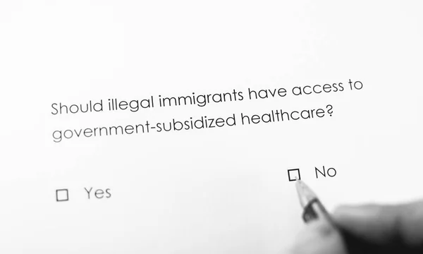 Опрос Должны Нелегальные Иммигранты Иметь Доступ Государственному Здравоохранению Ответ — стоковое фото