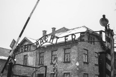 Oswiecim, Polonya - 16 Şubat 2018: Auschwitz toplama kampı ünlü arch. Yazıt: Arbeit macht frei.