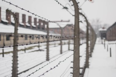 Oswiecim, Polonya - 16 Şubat 2018: Closeup Auschwitz toplama kampı ünlü arch yakınındaki dikenli tel çit.