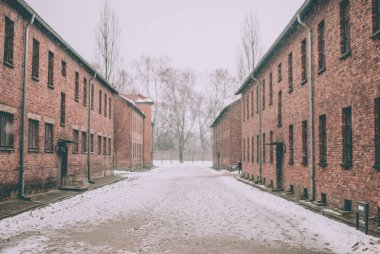 Oswiecim, Polonya - 16 Şubat 2018: Auschwitz toplama kampında kırmızı tuğla evler bloğunu