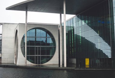 Berlin, Almanya - 17 Ocak 2018: Modern Binası, Alman Chancellery. Yağmurlu hava
