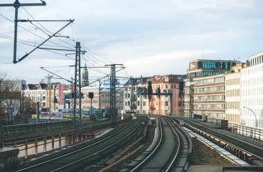Berlin, Almanya - 16 Ocak 2018: Underground (metro) Demiryolları ve arka plan üzerinde evleri