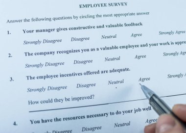 Bir tavada bir el ve answeing sorular çalışan ankette tutan davalı. Yönetim uygulamaları, kurum kültürü, kariyer büyüme ve profesyonel ilişkiler ilgili sorular. Yakın çekim