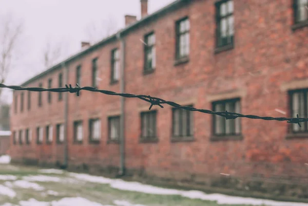 Oświęcim Polen Februari 2018 Svart Taggtråd Mot Ett Block Koncentrationslägret — Stockfoto