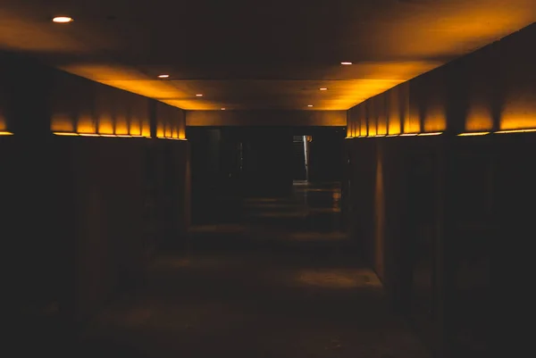 Túnel Subterrâneo Sombrio Perto Estação Metrô Iluminado Por Luzes Lâmpada — Fotografia de Stock