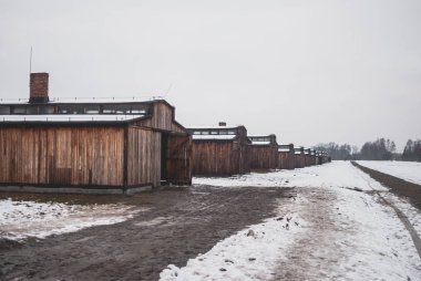 Oswiecim, Polonya - 16 Şubat 2018: Auschwitz toplama kampında ahşap kulübeler.