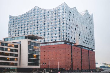 Hamburg, Almanya - 19 Ocak 2018: Ünlü Elbphilharmonie Laeiszhalle Elbe Nehri'nin sınırında