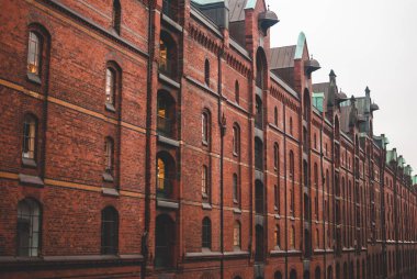 Hafencity, Hamburg, Almanya Harbour bölgesinde ve karanlık kanal suyun ambarın kırmızı tuğla binalar. Mistik kasvetli atmosferi