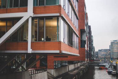 Hamburg, Almanya - 19 Ocak 2018: Işıklar, Hamburg, Almanya Hafencity bölgesinde bina modern ofis Windows.