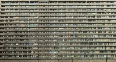 Katowice, Polonya Sosyalist dönemi konut. Çok öykülü konut bloğu evde çok sayıda windows görünümünü