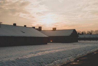 Oswiecim, Polonya - 16 Şubat 2018: Auschwitz toplama kampında tuğla kulübede.