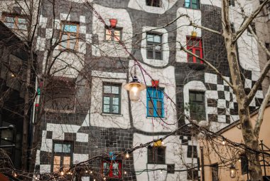 Kunsthauswien'ın tek renkli renkli windows karşı ampuller ışıklı bina. Kafede rahat bir atmosfer
