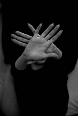 Kızıl saçlı kız sabah uyanma sırasında kadar ellerini yükselterek. Tek renkli siyah ve beyaz