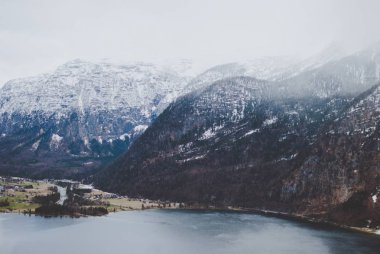 Hallstatt gökyüzünde nefes kesici manzara manzara. Dağ koyu mavi göl ve zirveleri karla kaplı. Avusturya Alpleri'nde.
