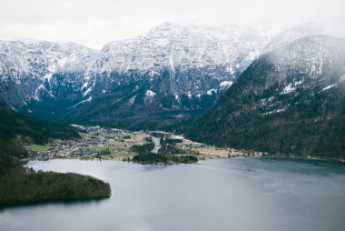 Hallstatt gökyüzünde nefes kesici manzara manzara. Dağ koyu mavi göl ve zirveleri karla kaplı. Avusturya Alpleri'nde.