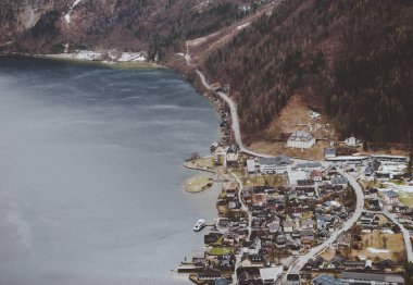 Harika ayrıntılı bir görünümünü Hallstatt (geçit) yukarıda. Küçük köy evleri, orman ve gölün karanlık su siyah çatılar