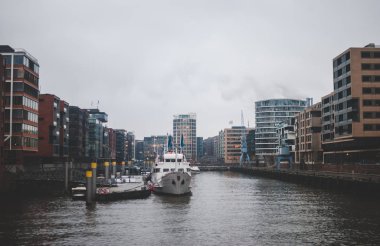 Hamburg, Almanya - 19 Ocak 2018: Hafencity, liman bölgesi. Tekne su