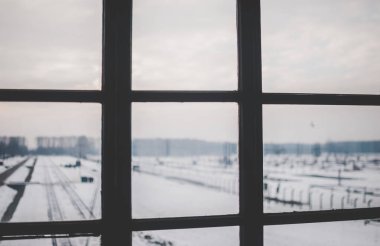 Oswiecim, Polonya - 16 Şubat 2018: Demiryolu parça Auschwitz toplama kampında ünlü bir gözetleme kulesi pencereden görmüş.