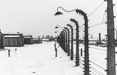 Oswiecim, Polonya - 16 Şubat 2018: Elektrikli dikenli tel çit Auschwitz toplama kampında. Kamp oaan arka kalıntıları