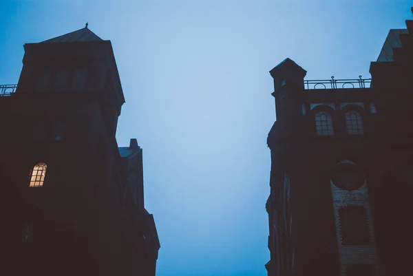 Cielo Azul Oscuro Entre Dos Sombríos Edificios Sombríos Ciudad Hafen — Foto de Stock