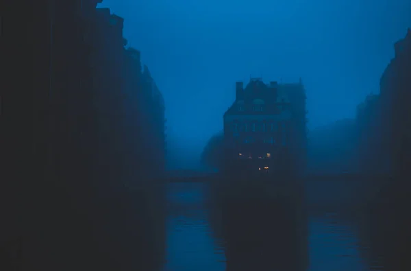 德国汉堡哈芬市仓库区 Speicherstadt 的著名全景 灰色浓雾覆盖阴凉的红色砖砌建筑和运河水 哥特式视图 — 图库照片