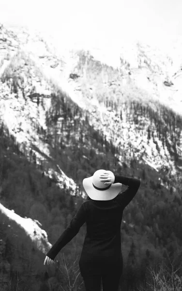 Menina Com Chapéu Cinza Vintage Olhando Distância Alpes Áustria Bela — Fotografia de Stock