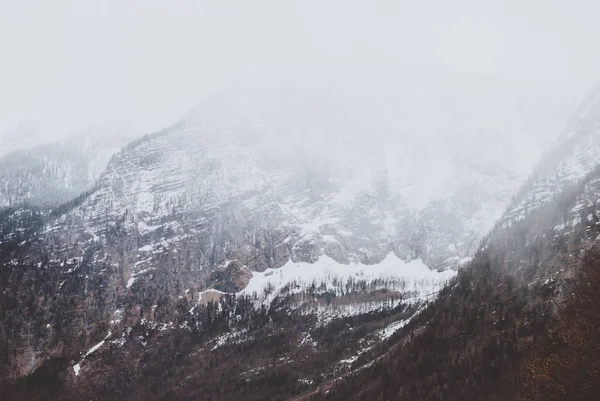 Vista Deslumbrante Paisagem Partir Calçada Hallstatt Picos Montanha Cobertos Neve — Fotografia de Stock