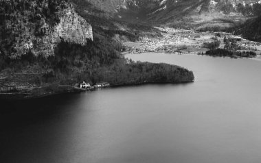 Atmosferik siyah beyaz dağ manzaralı yukarıdan. Hallstatt gökyüzünde. Yüksek karşıtlık renk fakiri renkler. Gölgeli su Gölü nün. Avusturya Alpleri'nde.