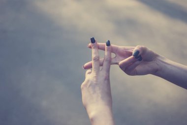 Kız bir hashtag yapma jest gri asfalt karşı