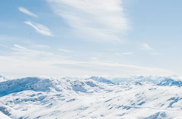 オーストリアのアルプスの雪に覆われた冬の風景 日光によって覆われた岩だらけの台地 雪によって反映される明るい白色光 — ストック写真