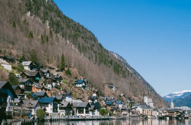 Avusturya'da bulunan Hallstatt köyünün panoramik görünümü. Siyah çatılar bulunan evlerin