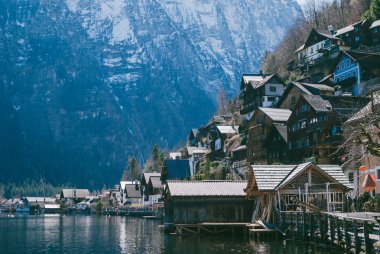 Beyaz rocky Dağları karşı Avusturya Hallstatt köy panoramik manzaralı. Siyah çatılar bulunan evlerin