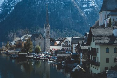Ak dağlar karşı kilisenin çan kulesi. Avusturya Hallstatt köyde. Popüler defne görünümü