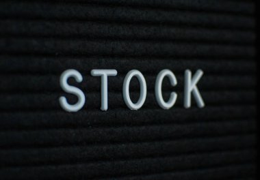 Word mektup tahtada yazılı hisse senedi. Siyah zemin üzerine beyaz harfler