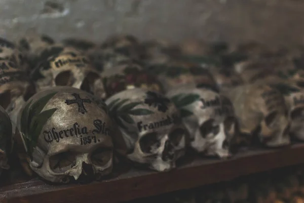 ハルシュタットの教区教会に描かれている頭蓋骨 クモの巣や 納骨堂のほこりで覆われている複数の頭蓋骨 — ストック写真