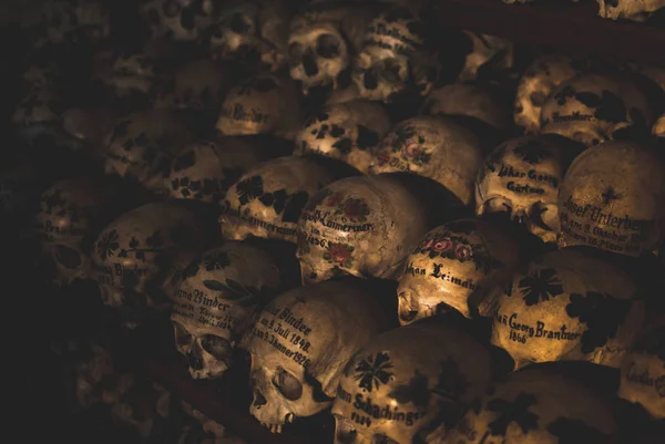 ハルシュタットの教区教会に頭蓋骨を装飾されています クモの巣や 納骨堂のほこりで覆われている複数の頭蓋骨 — ストック写真