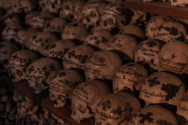 Calaveras Decoradas Iglesia Parroquial Hallstatt Cráneos Múltiples Cubiertos Con Telaraña — Foto de Stock