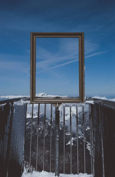 Vista Espetacular Céu Claro Picos Montanha Nevados Através Moldura Dourada — Fotografia de Stock