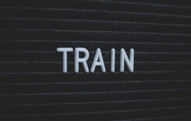 Mektup tahtada yazılı Word tren. Siyah zemin üzerine beyaz harfler. İş kavramı