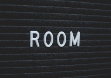 Mektup tahtada yazılı Word oda. Siyah zemin üzerine beyaz harfler. İş kavramı