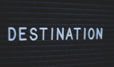 Mektup tahtada yazılı kelime hedef. Siyah zemin üzerine beyaz harfler. İş kavramı