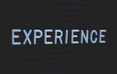 Mektup tahtada yazılı kelime deneyim. Siyah zemin üzerine beyaz harfler. İş kavramı