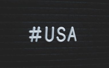 Hashtag word mektup tahtada yazılı #usa. Siyah zemin üzerine beyaz harfler.