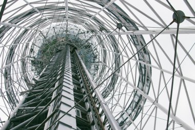 Batum, Gürcistan - 7 Temmuz 2018: Alfabetik Kulesi içinde. Uzun perspektif, yeşil tonları