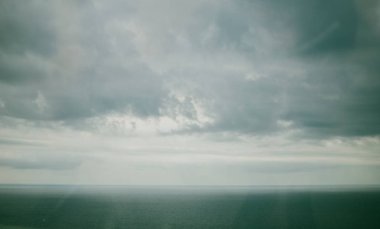 Yeşil manzara. Karadeniz ve koyu gri gökyüzü pencereden gördüm. Batum, Gürcistan