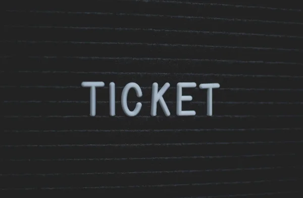 単語を文字盤に書かれたチケット 黒の背景に白い文字 ビジネス コンセプト — ストック写真