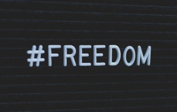 Slovo Hashtag Freedom Napsal Dopis Radě Bílá Písmena Černém Pozadí — Stock fotografie