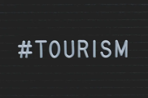 Λέξη Hashtag Tourism Γράφονται Στον Πίνακα Επιστολή Λευκά Γράμματα Μαύρο — Φωτογραφία Αρχείου